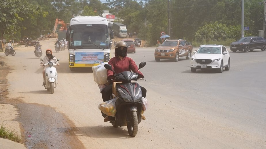Cầu thi công gây bụi, người dân và hàng quán Huế khổ sở