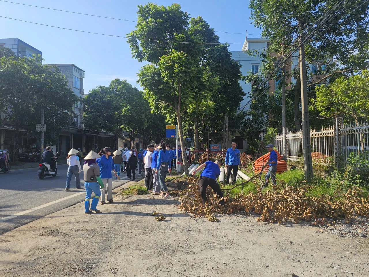 Hà Nội: Hàng trăm người cùng ra quân tổng vệ sinh môi trường ở xã Mỹ Đức Hình ảnh 4