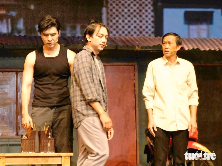 Hoài Linh mở màn sân khấu Mới với hai vở kịch mới Cảnh trong vở Một mối tình - Ảnh: LINH ĐOAN