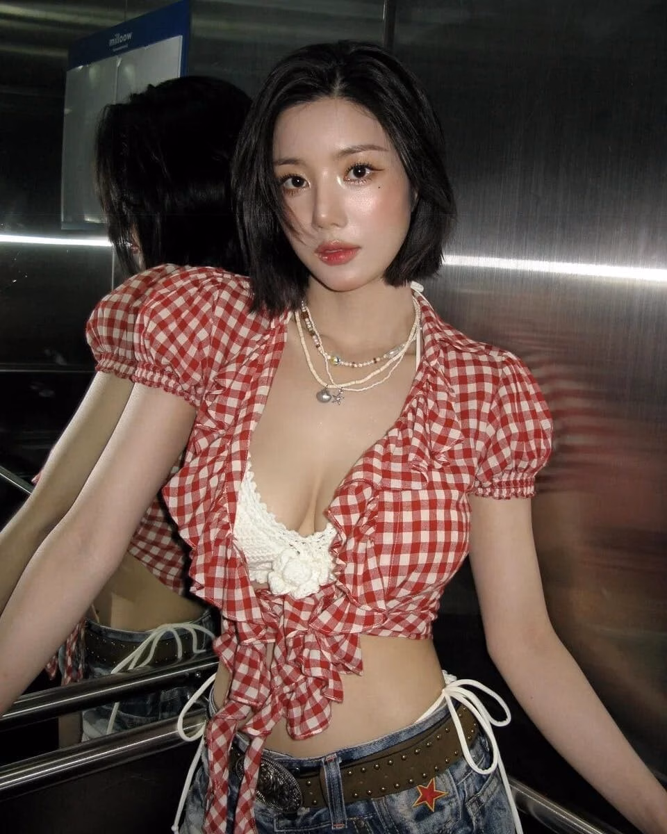 Nữ idol Kwon Eunbi bật mí bí quyết trang điểm khi đi biển