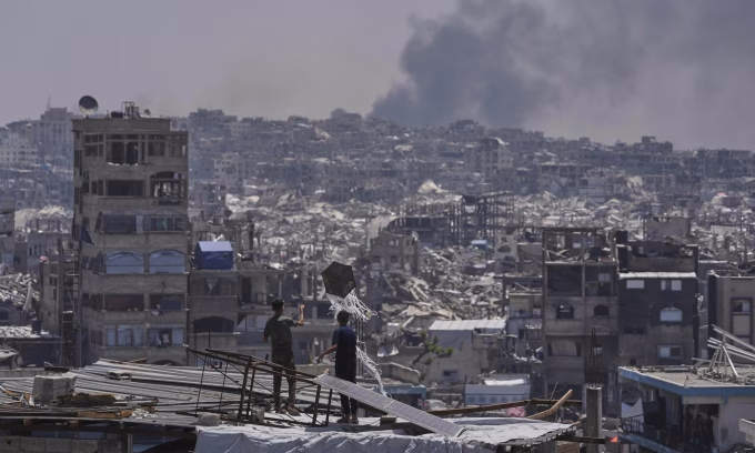 Khói đen bốc lên sau một cuộc không kích của Israel ở thành phố Jabalia, phía bắc Dải Gaza, ngày 16/5. Ảnh: AP