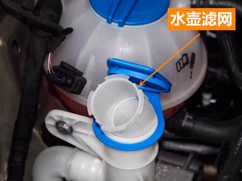 Tôi đã bỏ qua mẹo đơn giản này để giữ kính xe ô tô luôn trong sáng với bộ lọc nước kính xe chất lượng