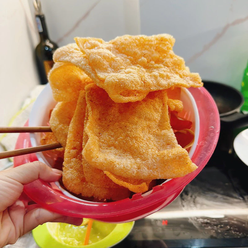 Làm thế nào để bảo quản phồng tôm Năm Căn Cà Mau hộp 500gram luôn giòn tan sau khi mở hộp?