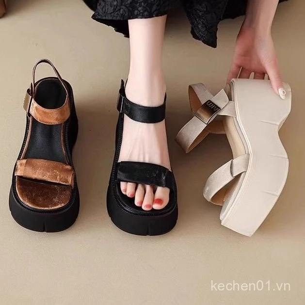 Tại sao dép sandal đế dày lại là cứu cánh cho những đôi chân mệt mỏi trong mùa hè?