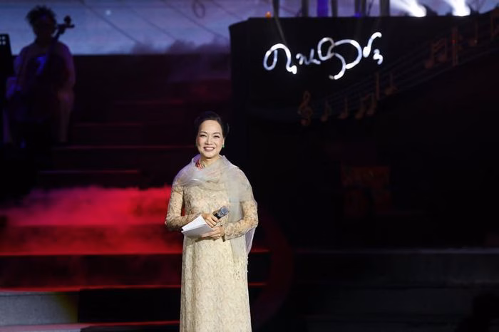 Ngọc Anh 3A & Hồng Nhung thăng hoa tại đêm nhạc “Hoài niệm”