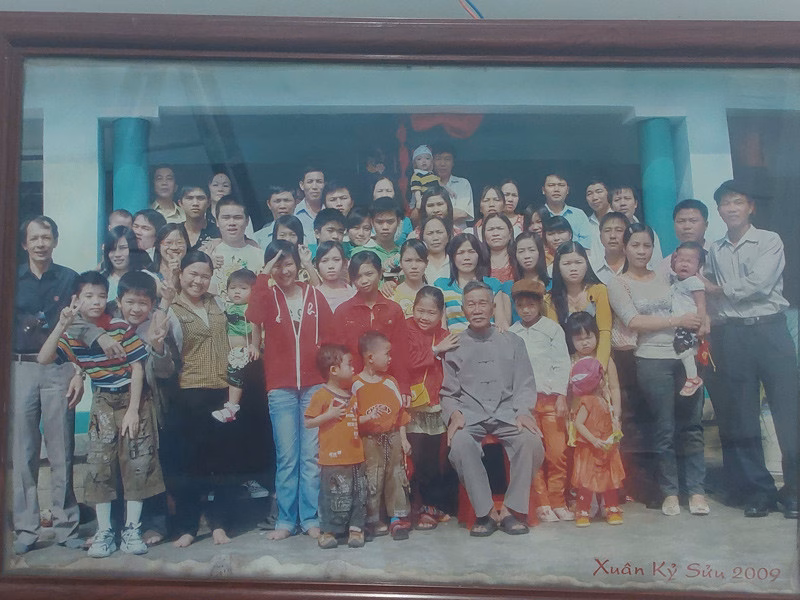 Gia đ&igrave;nh Thắng chụp ảnh Tết 2009