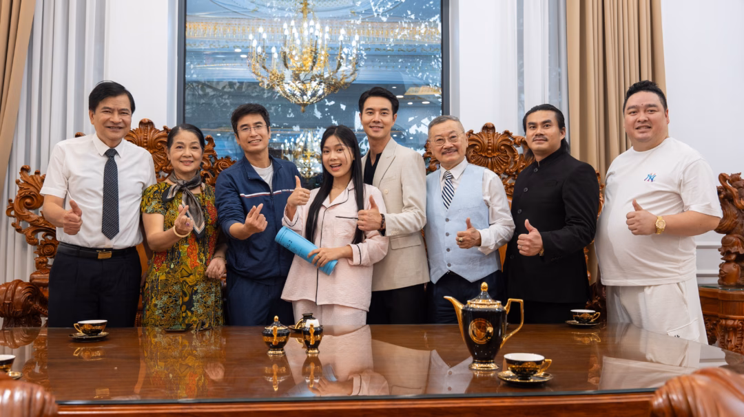 Đan Trường c&ugrave;ng c&aacute;c nghệ sĩ tại hậu trường Bu&ocirc;ng 2, minh chứng cho tinh thần đồng đội