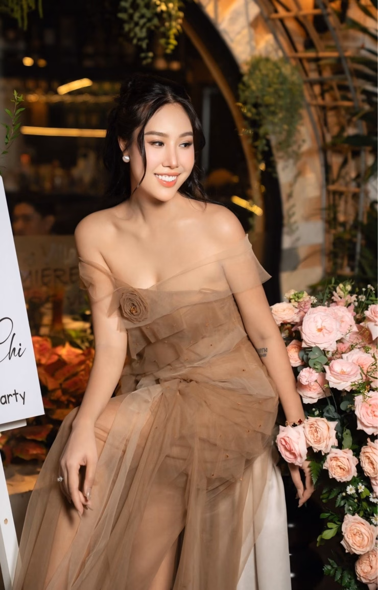 Đầm xuy&ecirc;n thấu hở vai, trang điểm t&ocirc;ng hồng cam tại tiệc