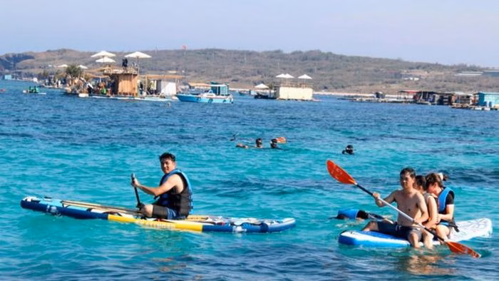 Freediving tại Bãi Cạn, Phú Quý Du khách lặn biển và chèo SUP tại Bãi Cạn, Phú Quý