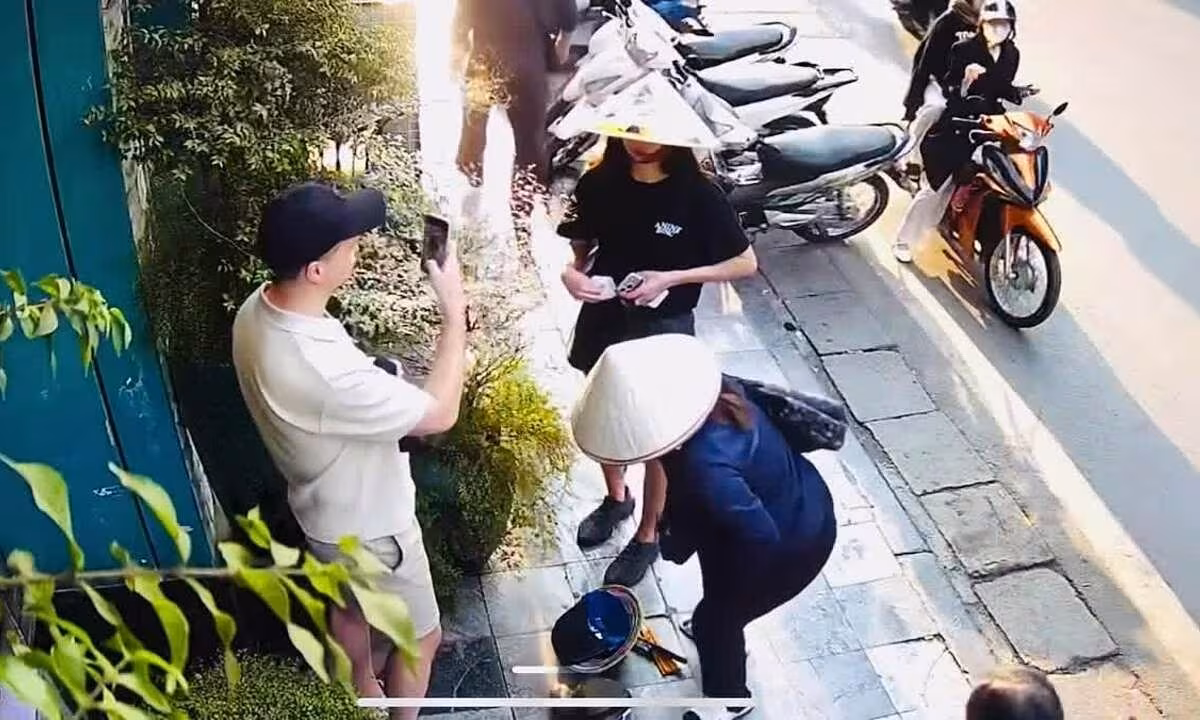 Gian lận nón lá Hà Nội: Người bán rong “chặt chém” khách Tây