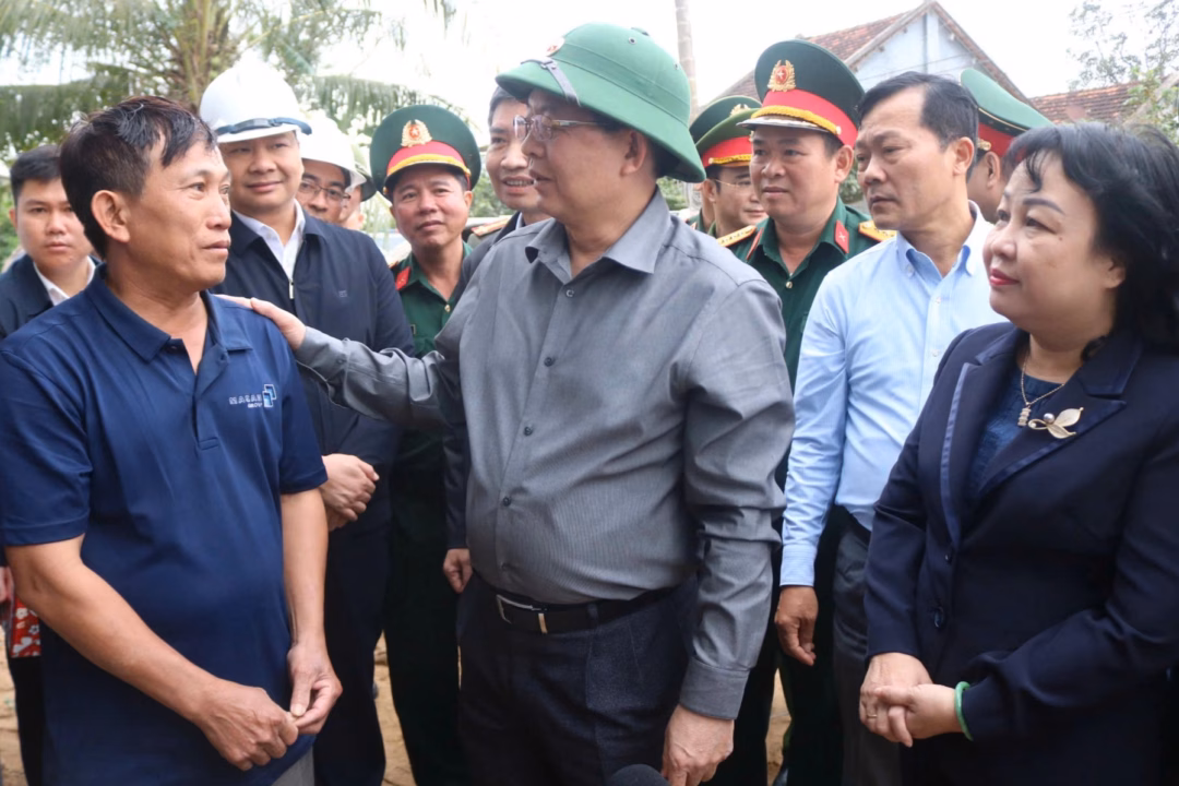 Phó Thủ tướng Hồ Quốc Dũng thăm người dân rốn lũ Hòa Thịnh - 1 Phó Thủ tướng Hồ Quốc Dũng thăm người dân rốn lũ Hòa Thịnh - 1