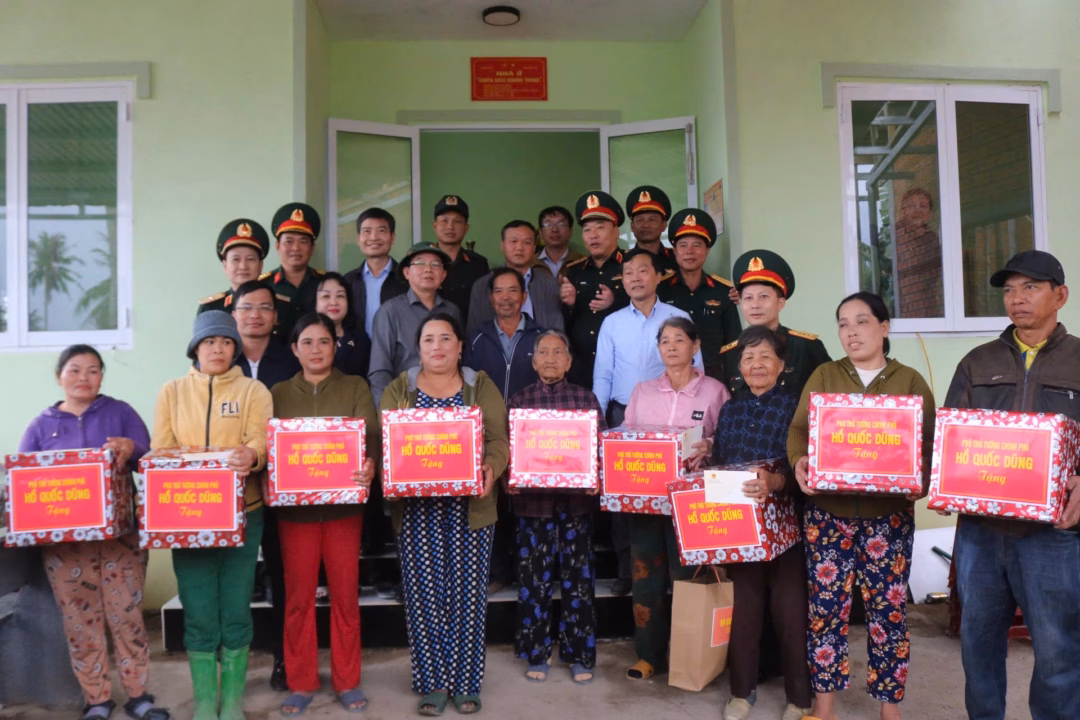 Phó Thủ tướng Hồ Quốc Dũng thăm người dân rốn lũ Hòa Thịnh - 2 Phó Thủ tướng Hồ Quốc Dũng thăm người dân rốn lũ Hòa Thịnh - 2