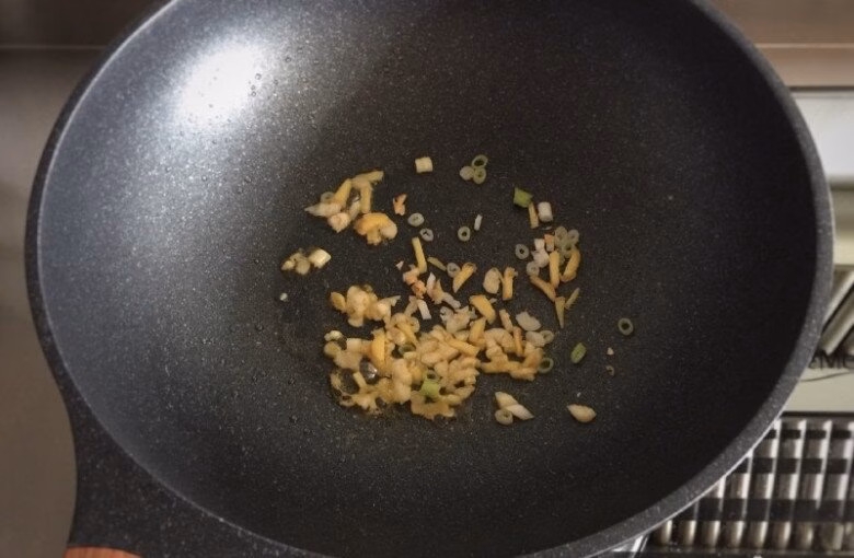 X&agrave;o h&agrave;nh, gừng, tỏi cho đến khi thơm