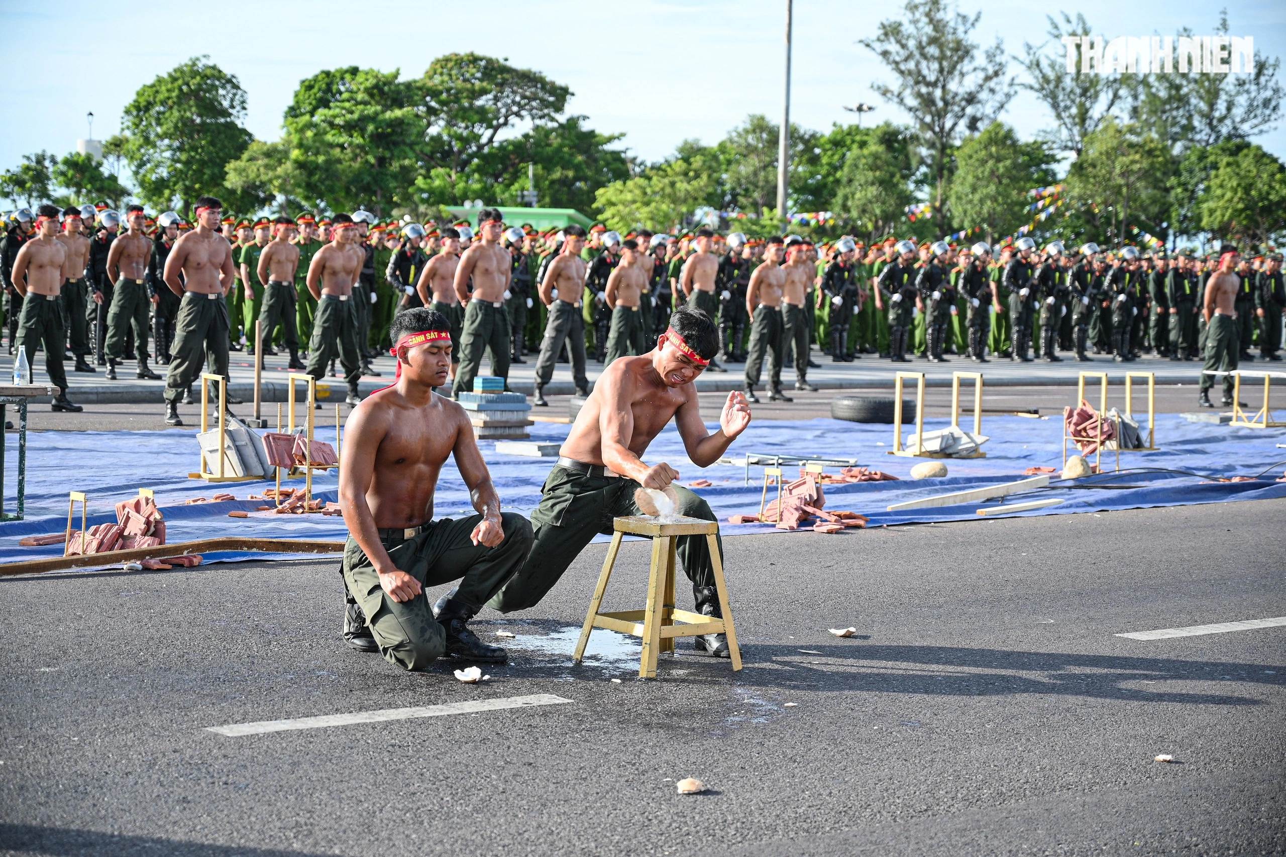 Biểu diễn võ thuật khí công, công phá