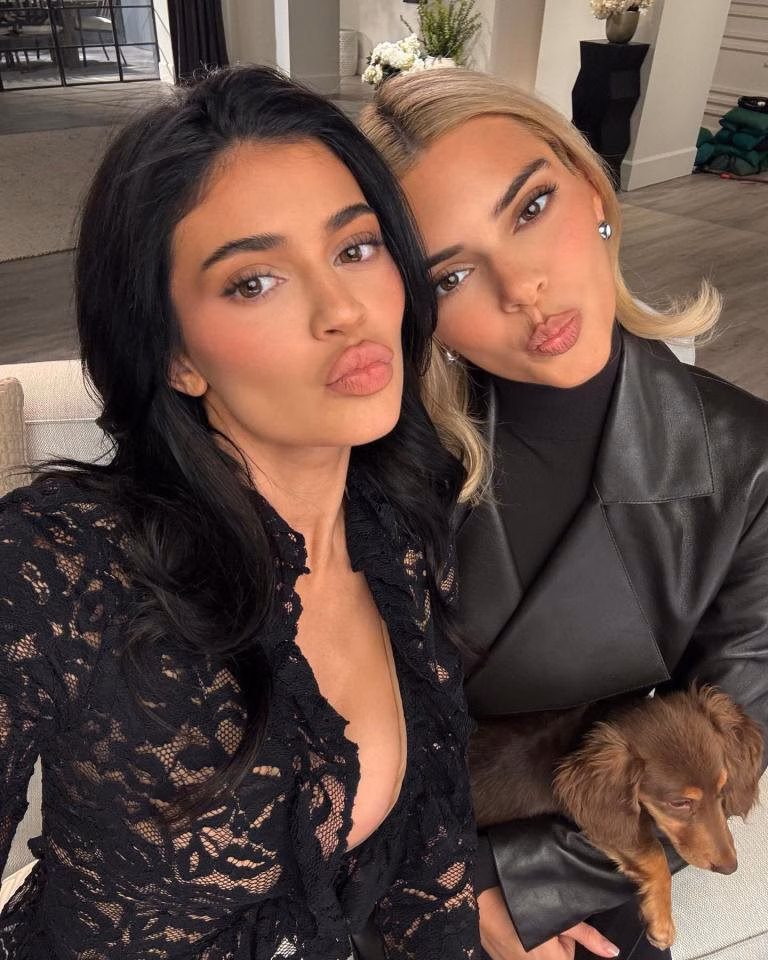 Kendall và Kylie Jenner bị chỉ trích vì vắng mặt đám cưới Brody Jenner Bộ đôi này nổi tiếng nhưng cũng lắm tai tiếng