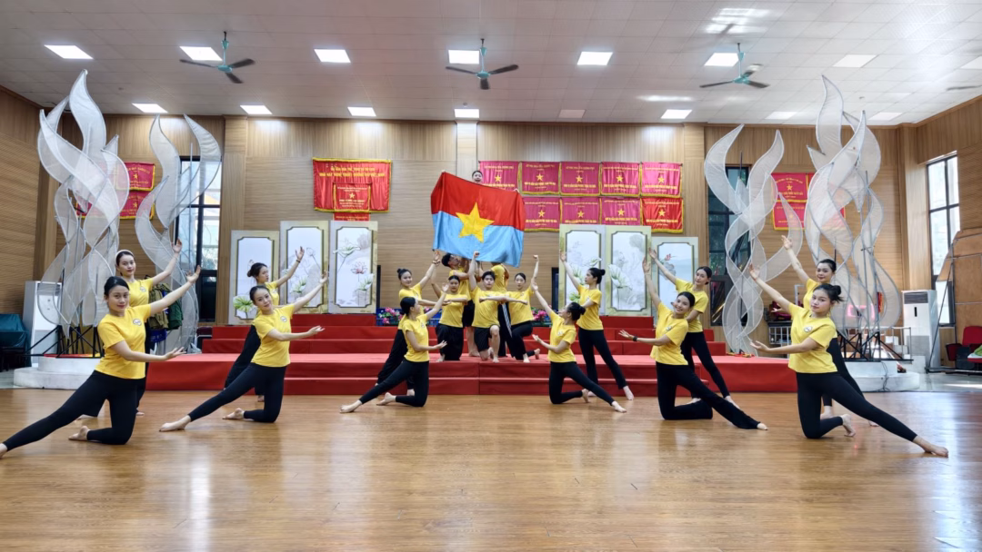 Các nghệ sĩ tích cực tập luyện chương trình nghệ thuật "Lũy đá bất tử"