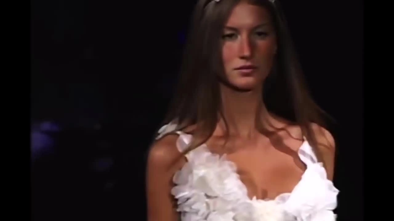 Gisele Bundchen diễn cho Victoria's Secret từ năm 1999 đến 2006. Video: