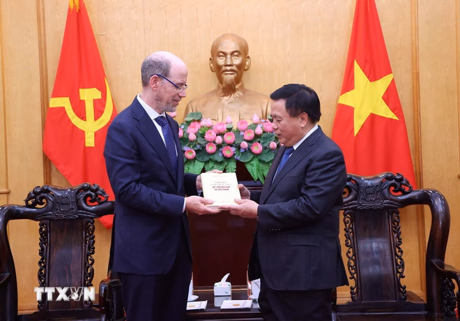 

Giáo sư-Tiến sỹ Nguyễn Xuân Thắng tặng cuốn sách của cố Tổng Bí thư Nguyễn Phú Trọng cho Phó Chủ tịch Tập đoàn Google, Phụ trách Quan hệ chính phủ và Chính sách công cho các thị trường mới nổi. (Ảnh: Văn Điệp/TTXVN)