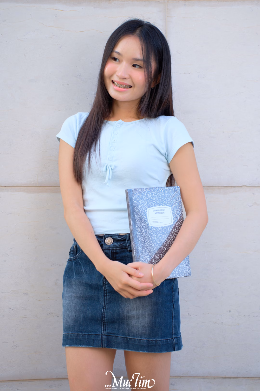 Kết hợp áo croptop với váy jeans ngắn, bạn có thể "ăn gian" kha khá chiều cao đó - Ảnh: VŨ