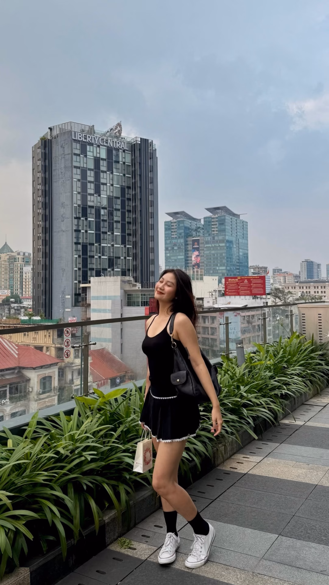 Á hậu Phương Linh khoe vẻ đẹp tự nhiên trong đời thường Trái ngược hẳn với khi "lên đồ" đi event, style đời thường của Phương Linh thiên về sự trẻ trung, basic nhưng vẫn có sự nhẹ nhàng, nữ tính.