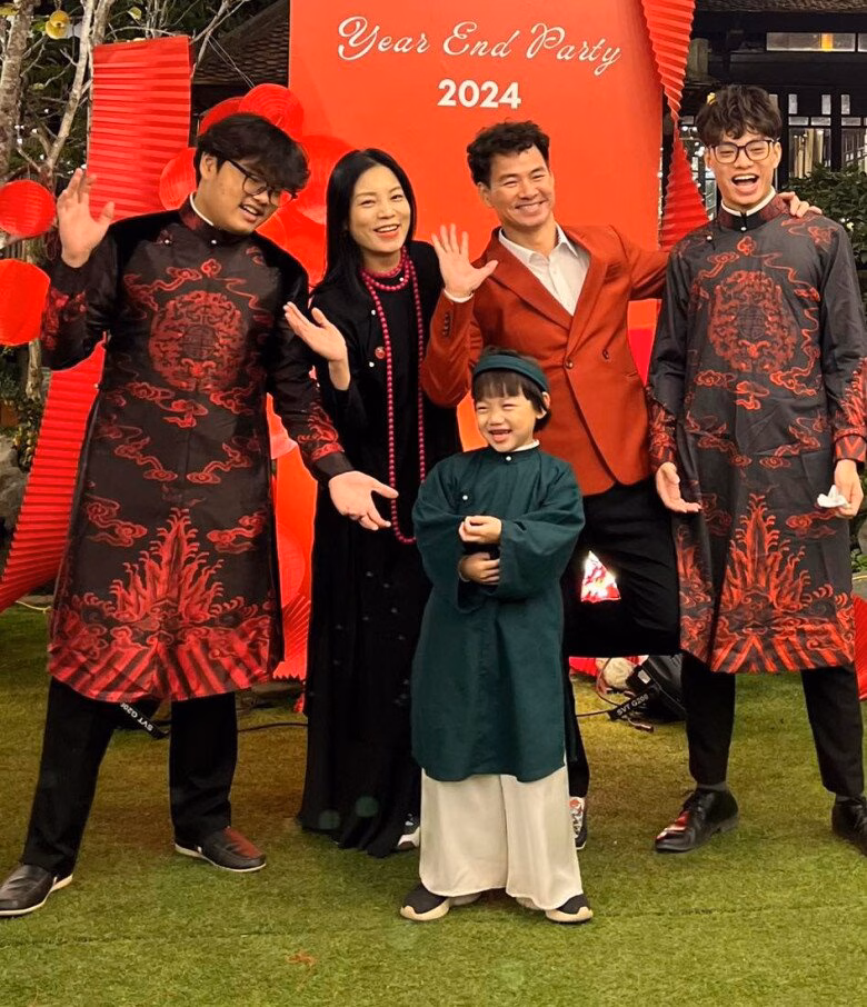 Cục trưởng Cục Nghệ thuật Biểu diễn Xuân Bắc xúc động khi nghệ sĩ tặng quà trước khi chuyển công tác Vợ chồng Xuân Bắc có tổ ấm viên mãn với 3 con trai.