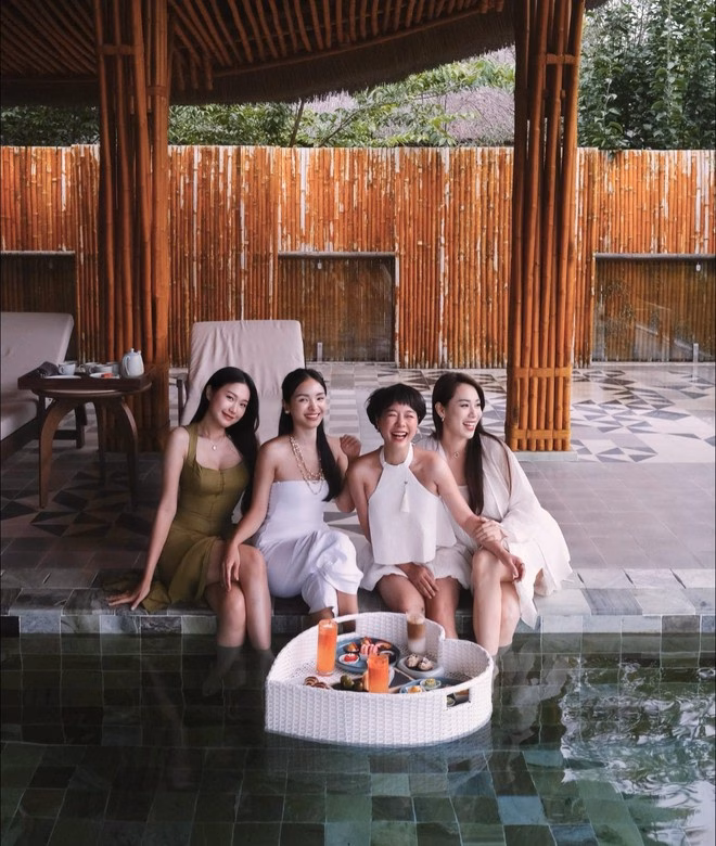 Văn Hậu - Hải My cùng hội bạn thân đi chill