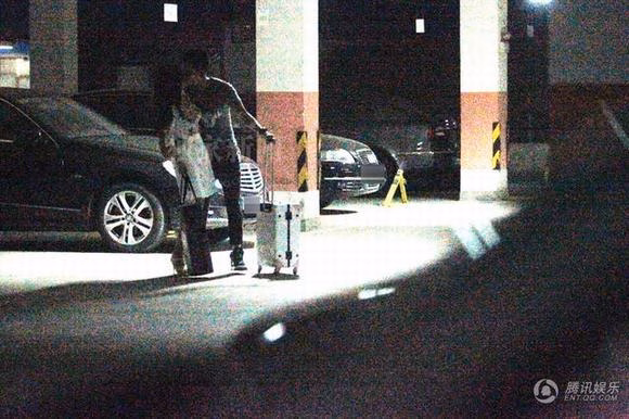 Đời tư scandal của Trần Tư Thành: 10 mối tình trong 2 năm và cú ly hôn gây sốc Trần Tư Thành bị bắt gặp ngoại tình, ôm ấp một cô gái trẻ trong lúc vợ đang bầu bì
