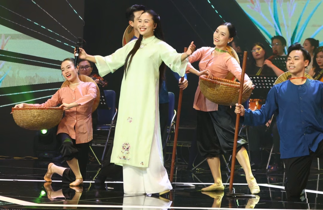 Em đi giữa biển vàng - Bích Ngọc.