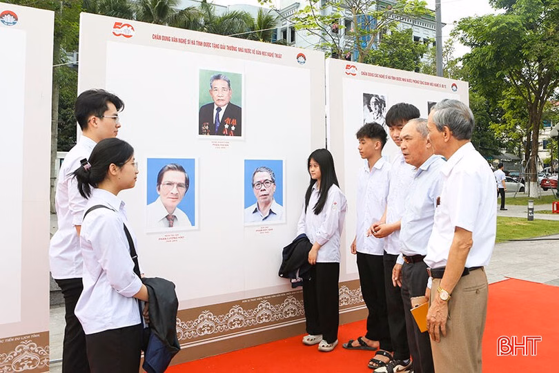 Tiến sỹ Nguyễn Tùng Lĩnh - Phó Chủ tịch Hội Liên hiệp VHNT Hà Tĩnh trao đổi với tác giả Trần Anh Đức về các sáng tác mới trên Tạp chí Hồng Lĩnh, ấn phẩm chủ lực của hội.