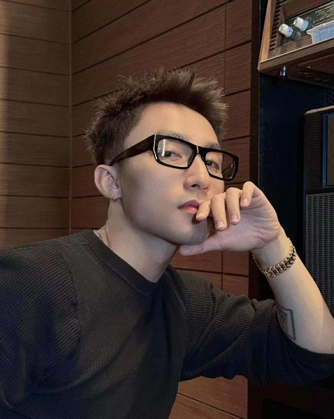 Hồ Ngọc Hà, Lương Thu Trang và sao Việt lên mạng xã hội khoe sắc Ca sĩ Sơn Tùng M-TP thả thính fan: "Người ta vá áo bằng kim/ Vậy em cho anh hỏi vá tim bằng gì?".