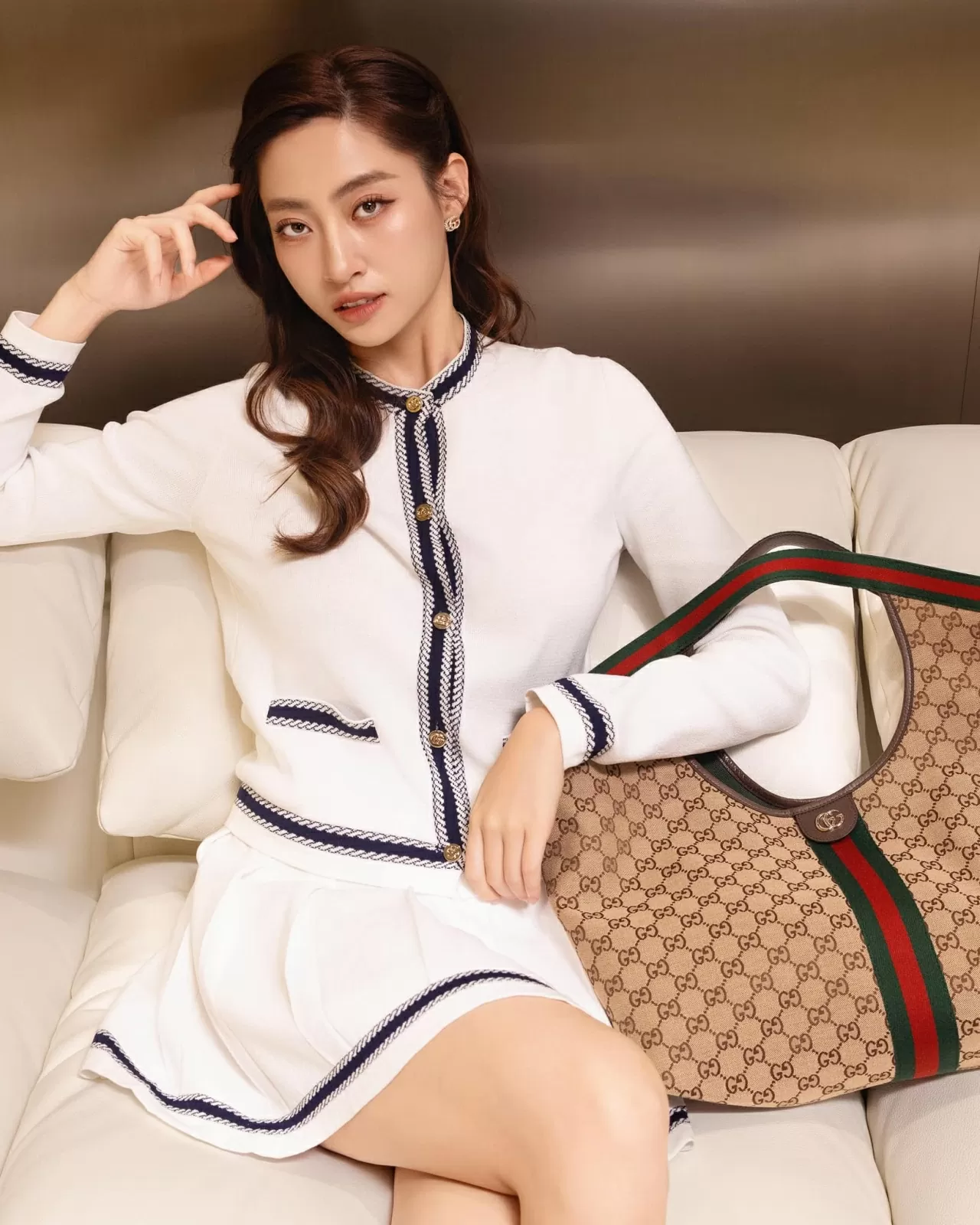 Hồ Ngọc Hà, Lương Thu Trang và sao Việt lên mạng xã hội khoe sắc Hoa hậu Lương Thùy Linh mặc trẻ trung.
