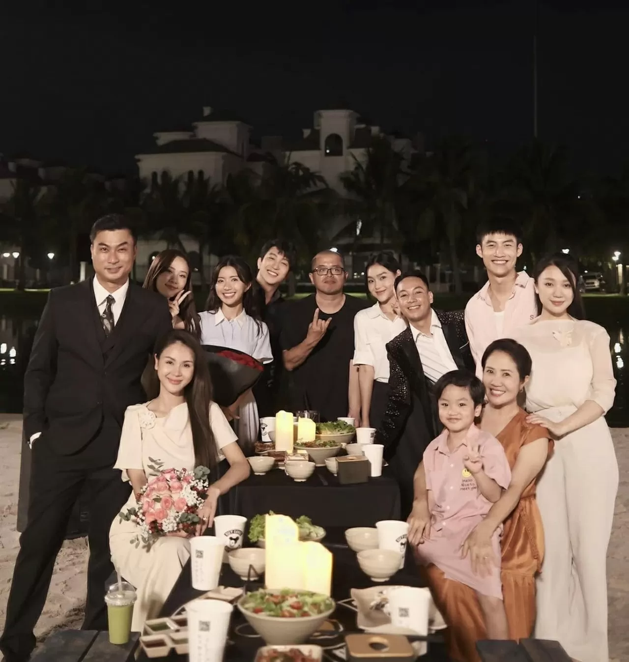 Hồ Ngọc Hà, Lương Thu Trang và sao Việt lên mạng xã hội khoe sắc Lương Thu Trang đăng ảnh bên dàn diễn viên phim Dịu dàng màu nắng.
