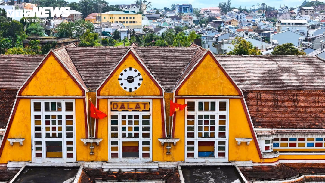 Bên trên là mái ngói và tường vách kiên cố, màu sắc hoài cổ, đẹp mãi với thời gian trăm năm.