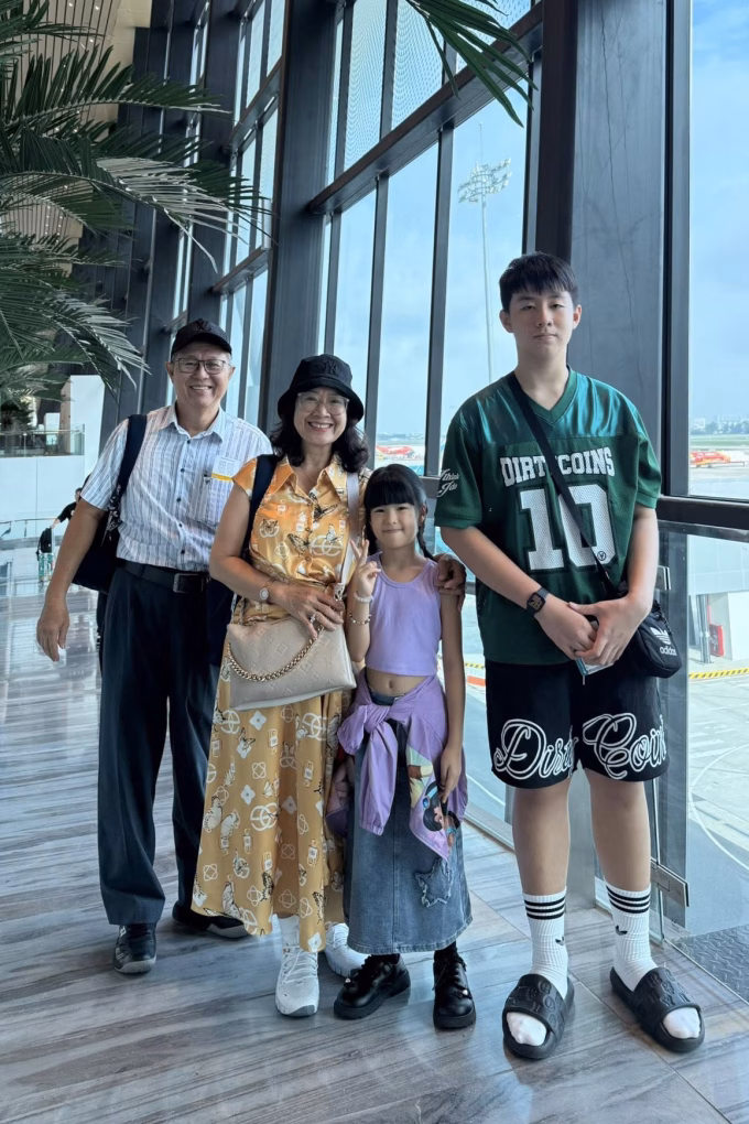 Bố mẹ Lê Phương bên hai con của cô khi đáp chuyến bay từ TP HCM ra Phú Quốc. Cà Pháo, con trai lớn của nữ diễn viên và chồng cũ - diễn viên Quách Ngọc Ngoan - lớn bổng, có chiều cao gần 1,8 m ở tuổi 13.