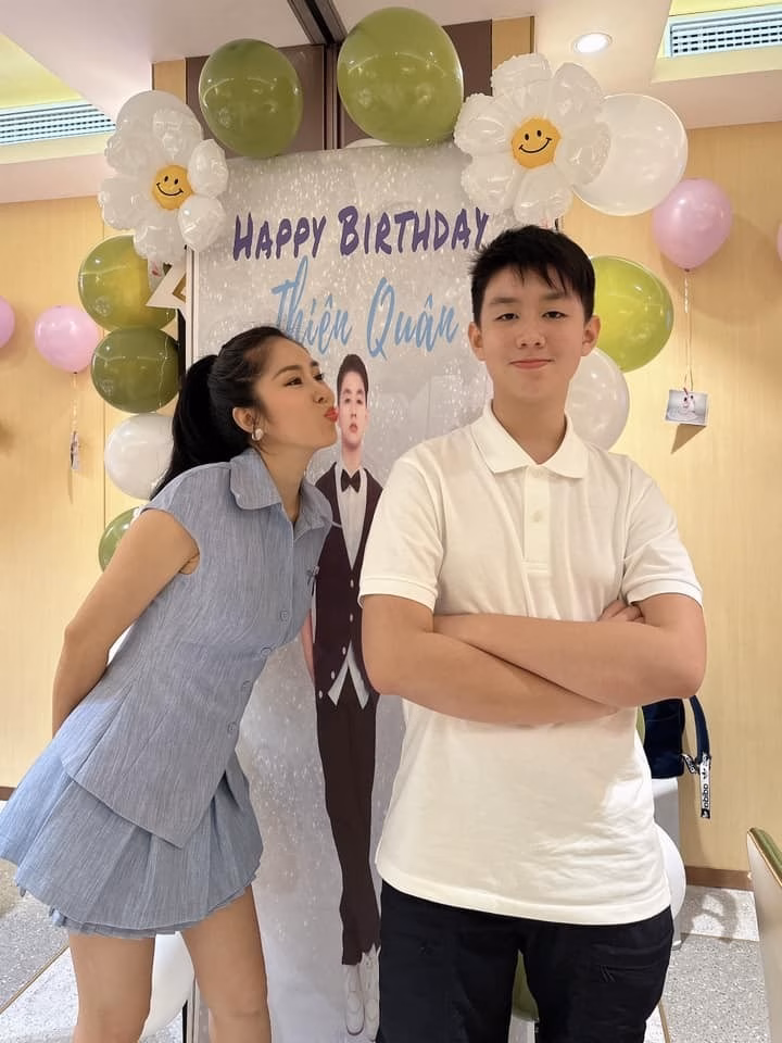 Lê Phương tiết lộ con trai cao gần 1,8m, học giỏi Lê Phương chia sẻ niềm hạnh phúc khi con trai không chỉ ngoan ngoãn, học giỏi mà còn sở hữu chiều cao vượt trội so với bạn bè cùng lứa.