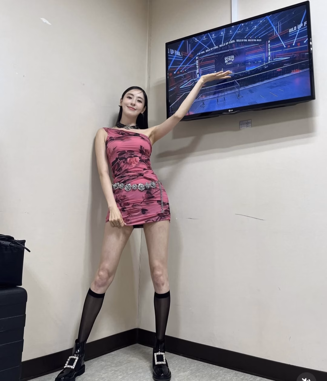 Những bộ váy ngắn ôm sát luôn được Lee Da Hee lựa chọn để tôn lên lợi thế hình thể với chiều cao 1m76 cùng đôi chân thon dài miên man.