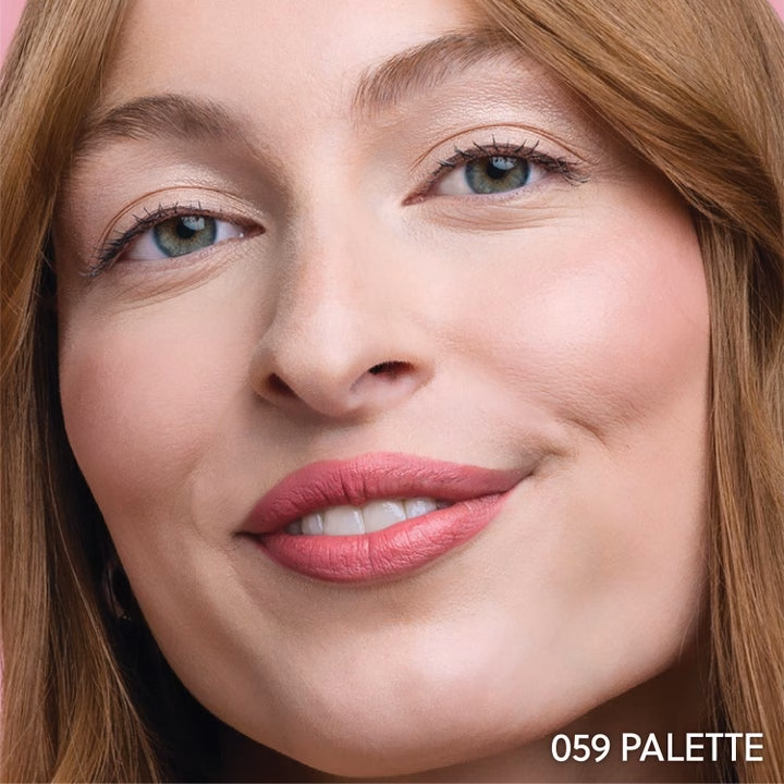 Mỹ phẩm E.l.f ra mắt mascara giúp lông mi dài và volum hóa với công nghệ độc đáo Close-up of a person with natural makeup wearing pink lipstick. Text reads "059 PALETTE."