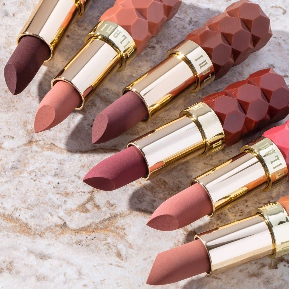 Mỹ phẩm E.l.f ra mắt mascara giúp lông mi dài và volum hóa với công nghệ độc đáo Six lipsticks with textured caps are laid out on a stone surface, showcasing varying shades of pink and brown