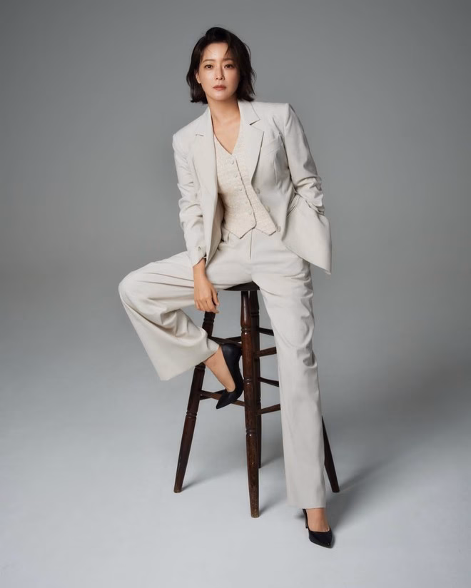 Dù diện menswear tối giản, nữ diễn viên vẫn “áp vía” cả khung hình bằng khí chất sang chảnh ngút ngàn.