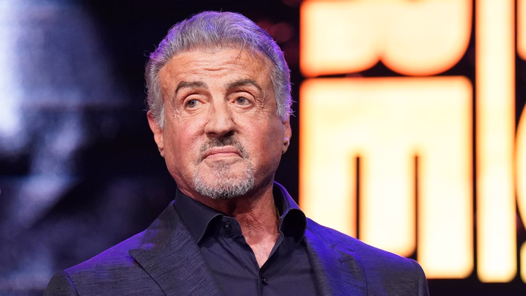 Sao hạng A kiện cảnh sát cản khách không mời được vào nhà riêng Sylvester Stallone attempted to build a seaweed barrier to keep boaters away from his Florida home.
