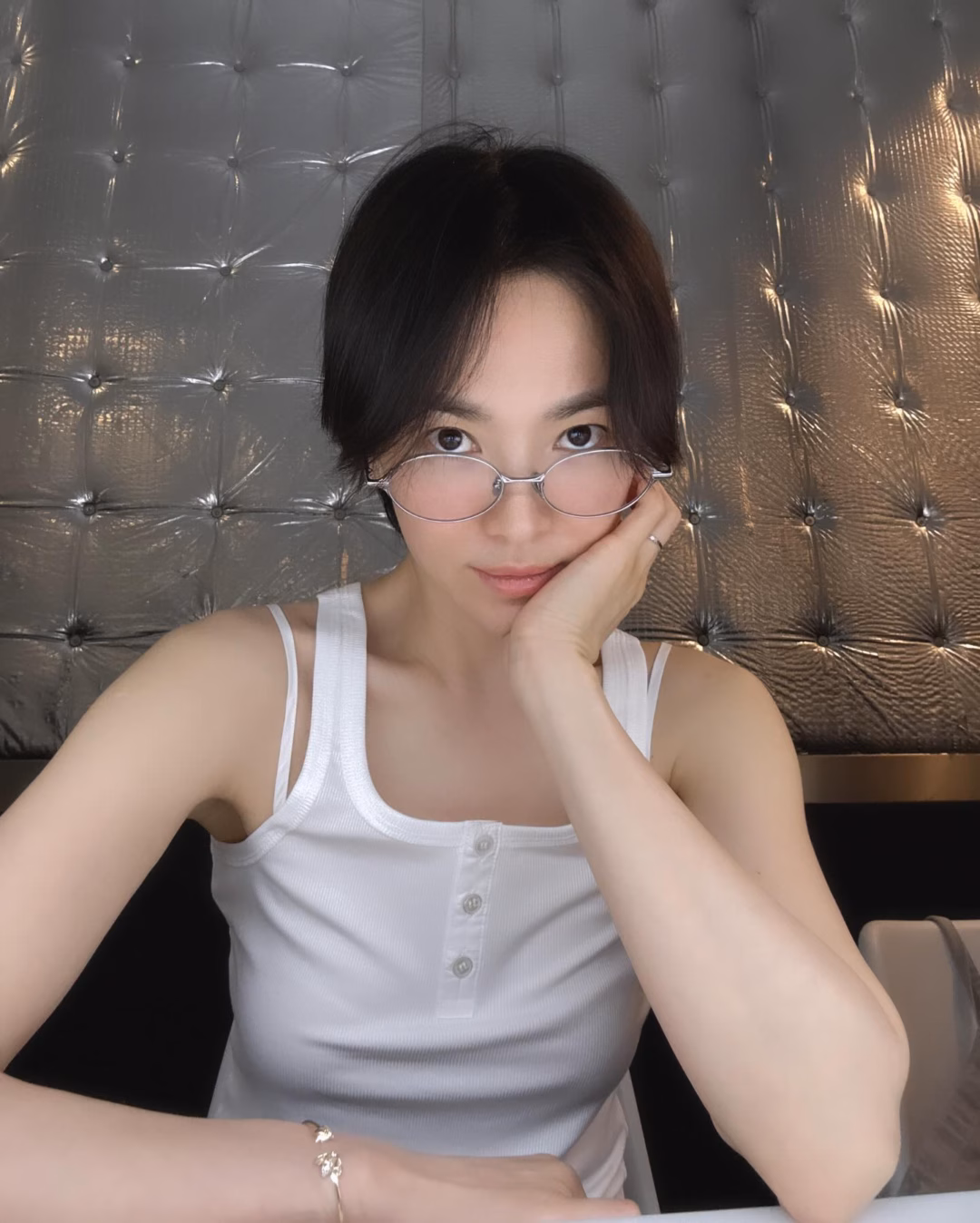 Song Hye Kyo gây sốt với visual đỉnh cao ở tuổi 38, xương quai xanh rõ nét nhờ outfit đơn giản Song Hye Kyo cực gầy- Ảnh 8.