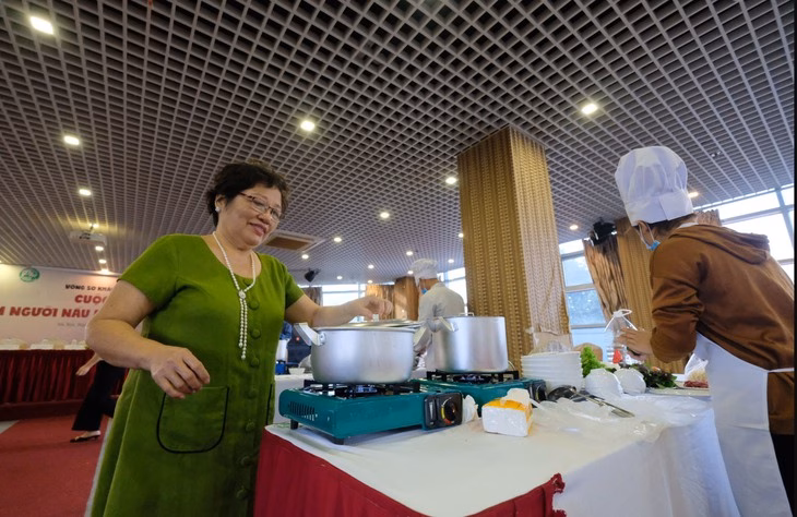 Nghệ nhân Phạm Thị Ánh Tuyết xem nồi nước dùng của thí sinh tại vòng thi sơ khảo Đi tìm người nấu phở năm 2020.