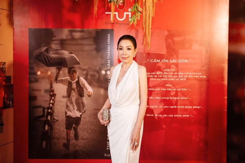 dan-sao-gao-coi-xuat-hien-trong-buoi-trien-lam-nghe-thuat-cua-naomi-thuy-nguyen 19800101-000000-51