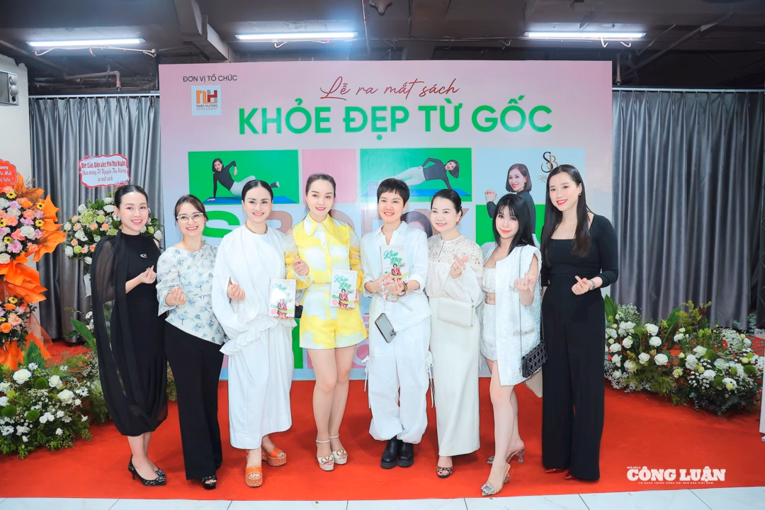 Ts. Nguyễn Thu Hương ra mắt cuốn sách Khỏe đẹp từ gốc tại Hà Nội Khách mời chụp hình lưu niệm tại sự kiện.