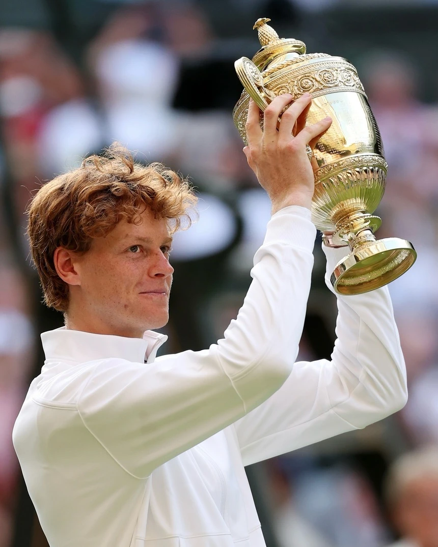 Jannik Sinner nâng cúp vô địch Wimbledon 2025 với chiếc Rolex Daytona trên tay Nha vo dich Wimbledon, Rolex Daytona, Rolex Datejust, Dong ho xa xi, Jannik Sinner, Carlos Alcaraz, Iga Swiatek, Dong ho Rolex anh 3