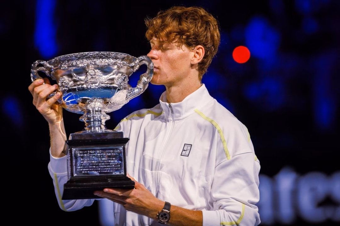Jannik Sinner nâng cúp vô địch Wimbledon 2025 với chiếc Rolex Daytona trên tay Nhà vô địch Wimbledon, Rolex Daytona, Rolex Datejust, Đồng hồ xa xỉ, Jannik Sinner, Carlos Alcaraz, Iga Swiatek, Đồng hồ Rolex ảnh 5