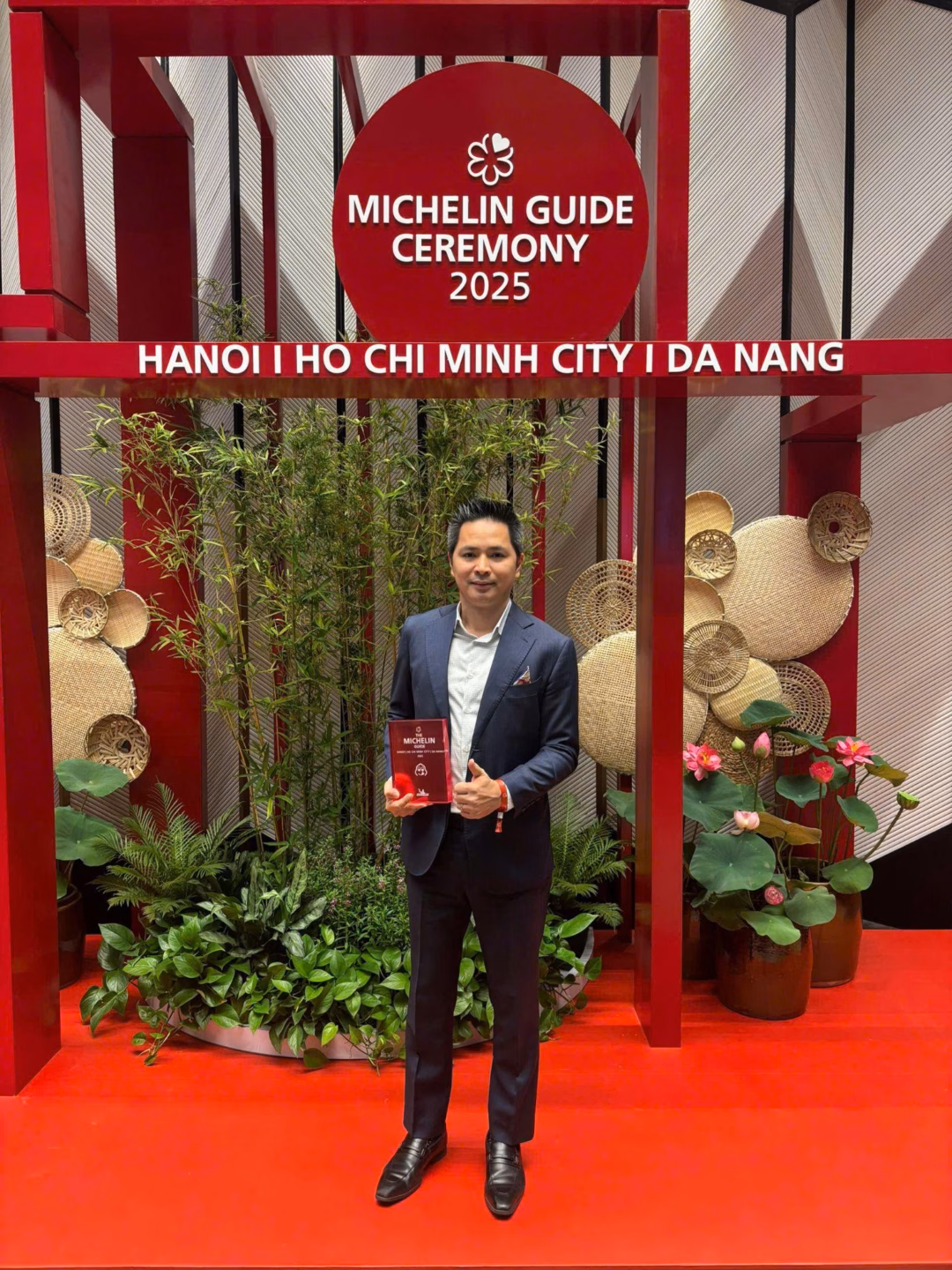 Mr. Hòa nhận giải Michelin 2025 (Nguồn: Bếp Mẹ Ỉn)