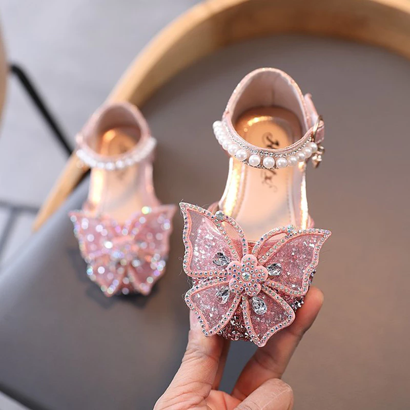 Mặc đồ công sở cho bé nhưng sợ giày búp bê trang trí nơ bướm không phù hợp, có nên cho con thử?