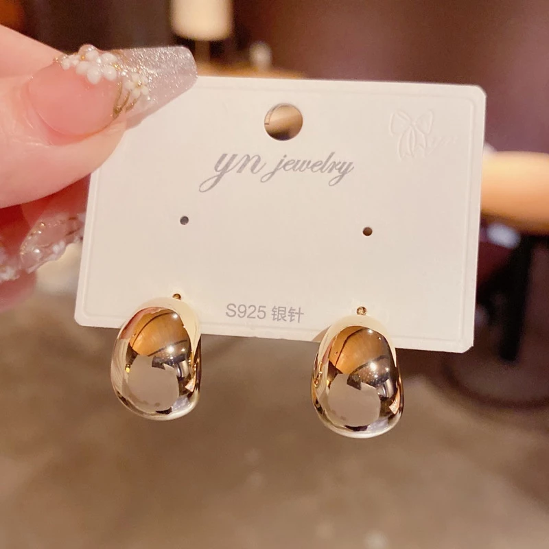 Làm thế nào để chọn bông tai kim loại phù hợp với dáng mặt và phong cách của bạn?