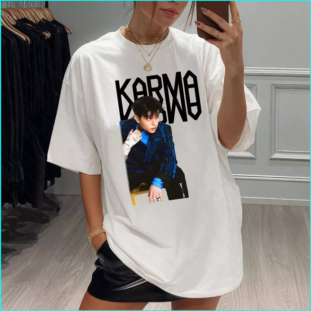 Áo thun nhóm nhạc KPOP có thực sự cần thiết cho fan trong tour diễn hay chỉ là một khoản chi không cần thiết?